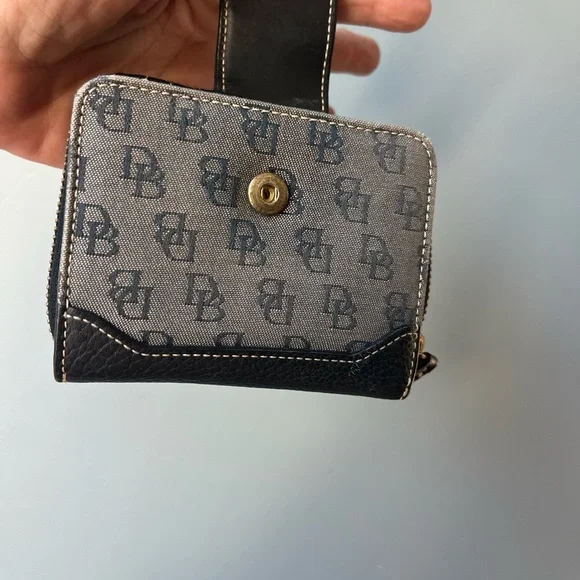 Dooney & Bourke Vintage Signature Logo Zip around wallet - Picture 14 of 16